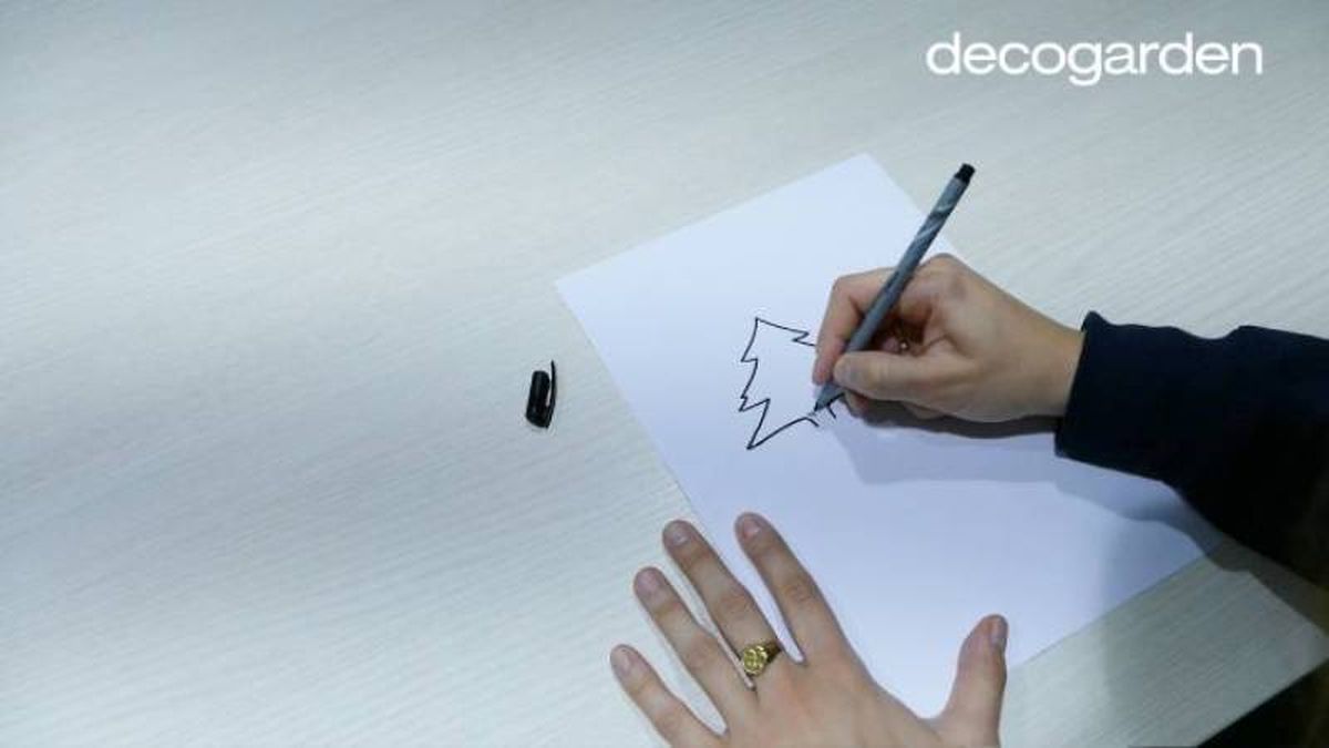 Paso 3 para dibujar un árbol de Navidad.