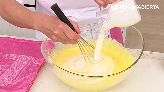 No hace falta que batas los ingredientes, solo tienes que mezclarlos