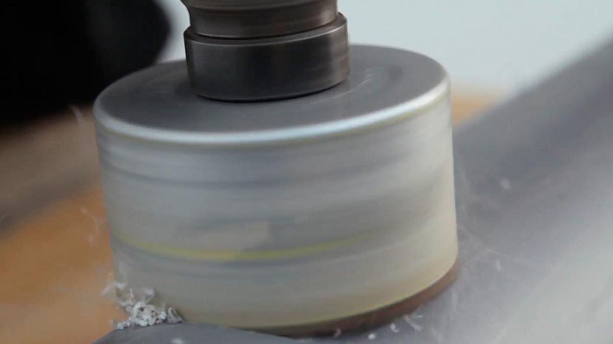 Como fijar una sierra de corona en el taladro paso 6