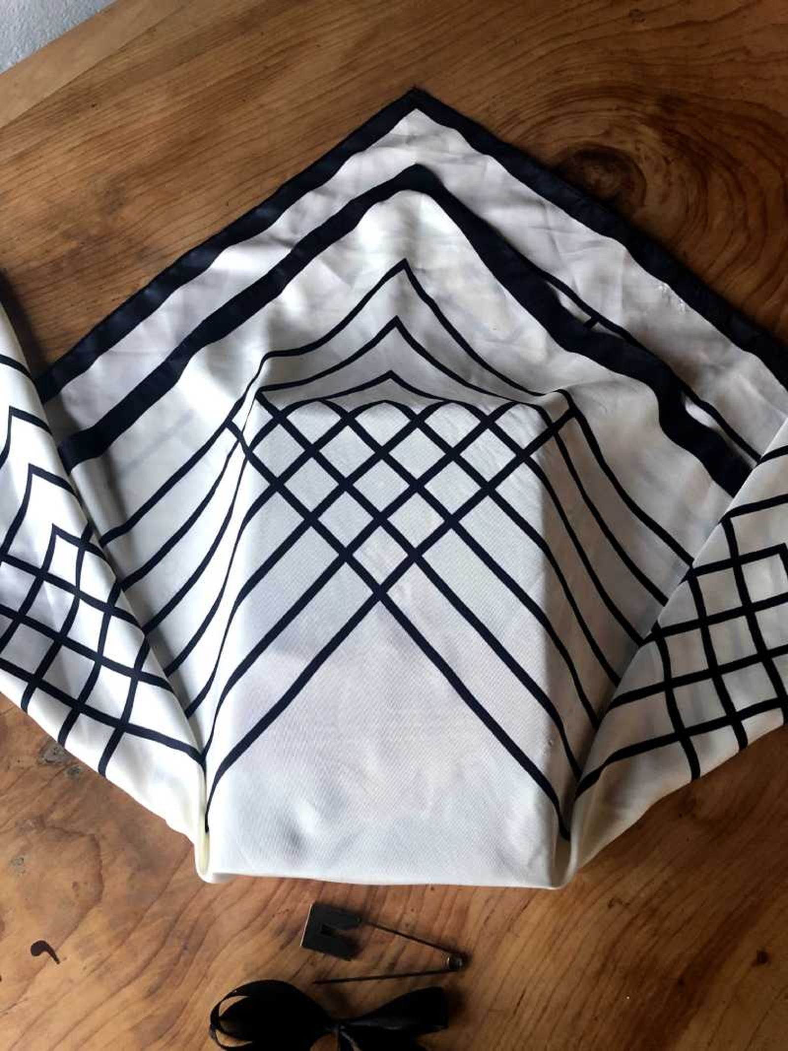 Paso dos para envolver un libro en tela furoshiki.