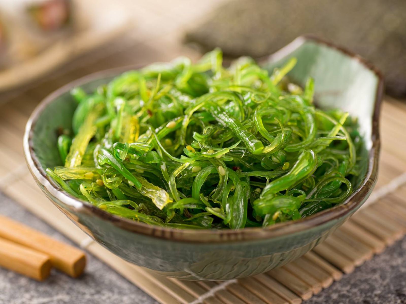 La wakame es una de las algas más utilizadas en ensaladas frías y sopas japonesas.