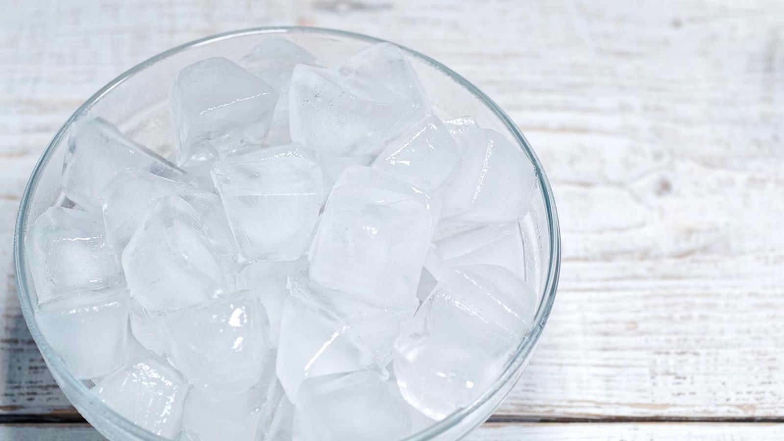 trucos para secar las unas agua fria