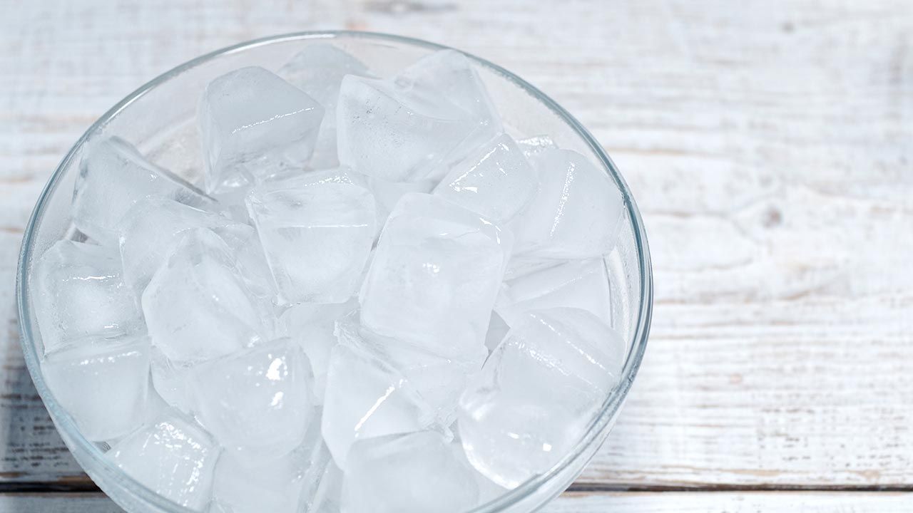 trucos para secar las unas agua fria