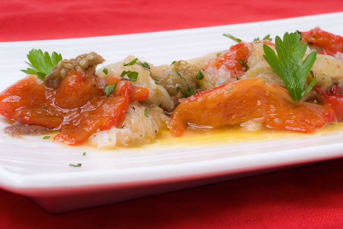 Escalivada de berenjena, pimiento y bacalao