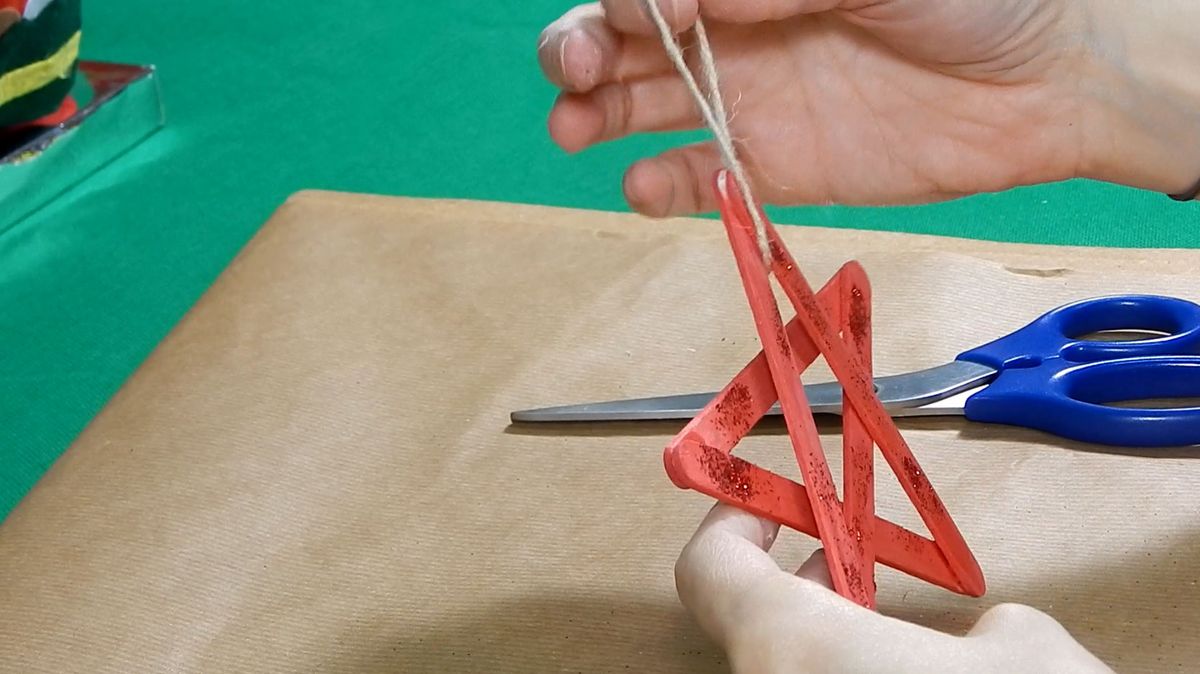 Cómo hacer estrellas con palos de helado paso 5