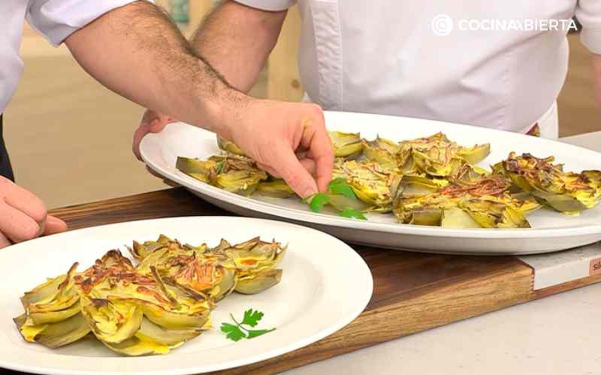 Sirve y decora las flores de alcachofa