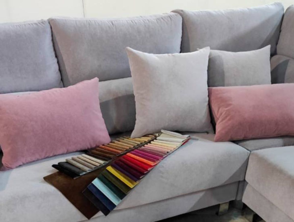 Sofá tapizado con tela antiarañazos.