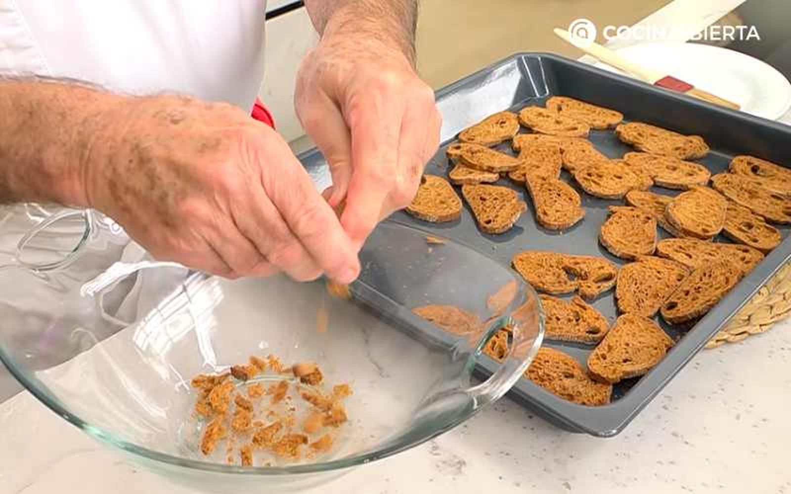 Trocea el pan tostado