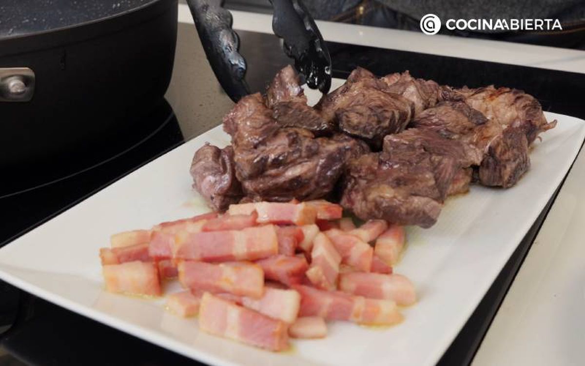 Dora las tiras de beicon y los tacos de ternera