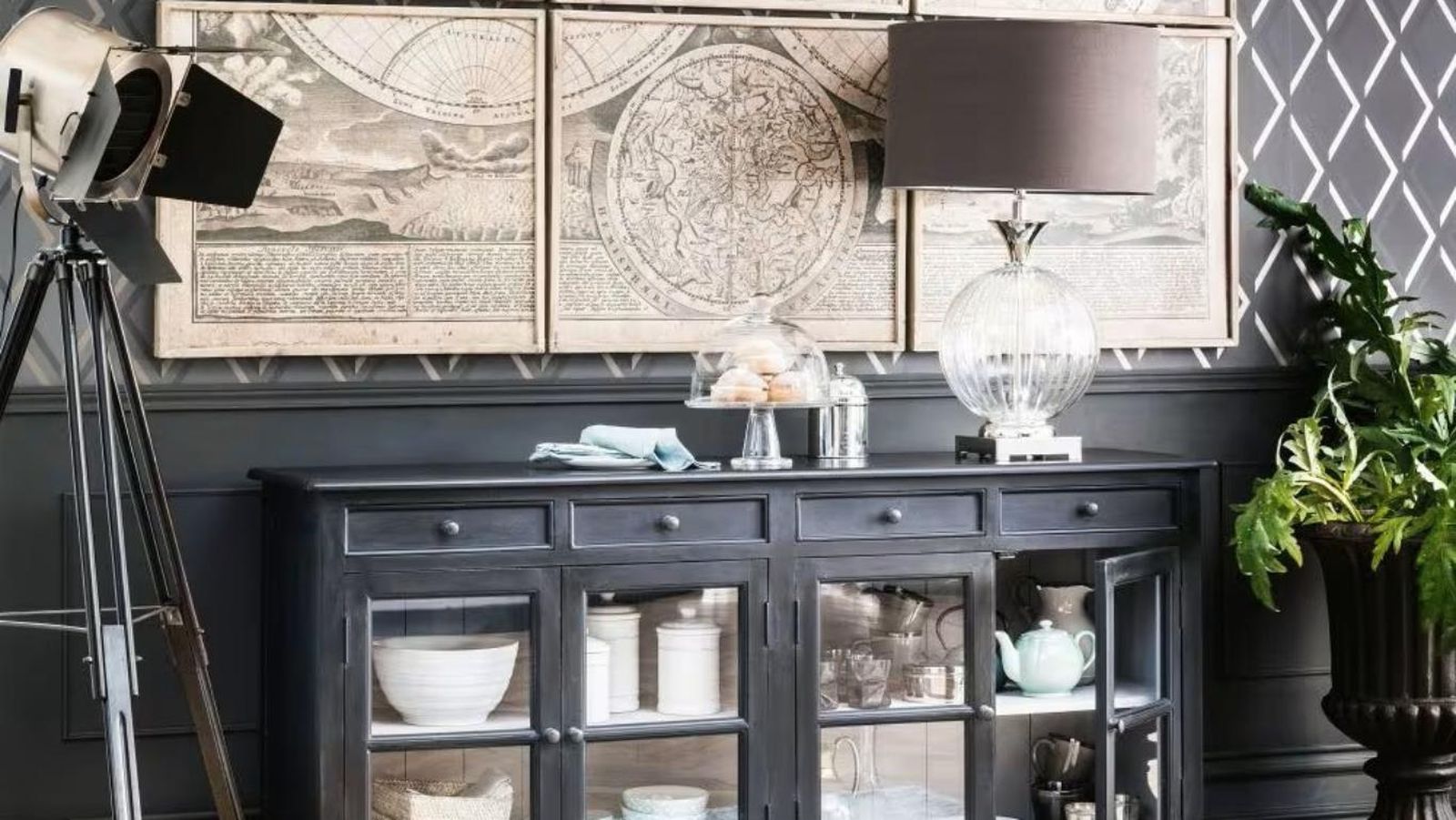 Aparador gris con efecto envejecido con cristalera.