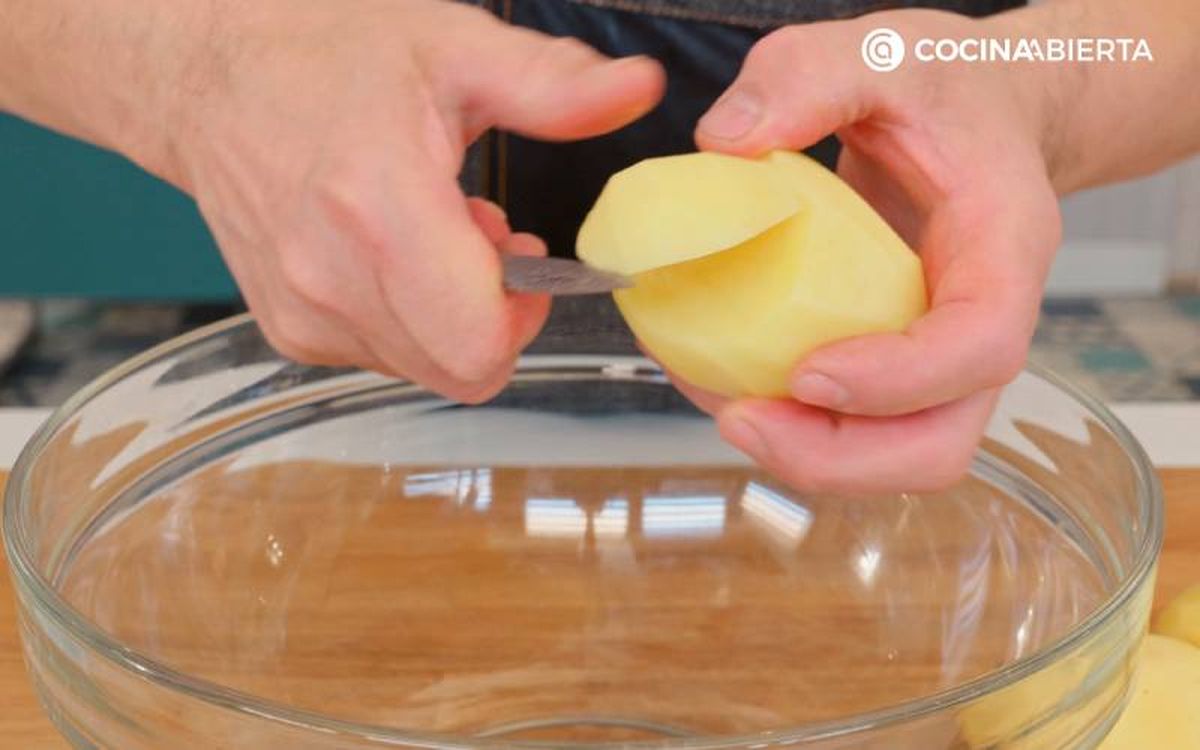 Casca las patatas y ponlas en un bol con agua