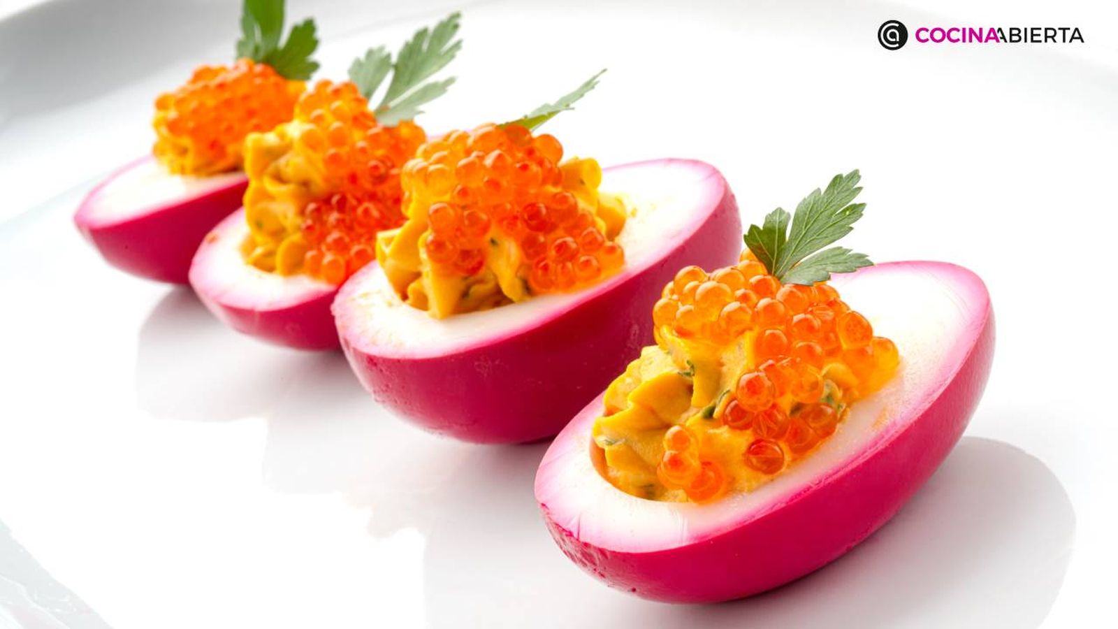 Receta de huevos rosas rellenos con huevas de trucha