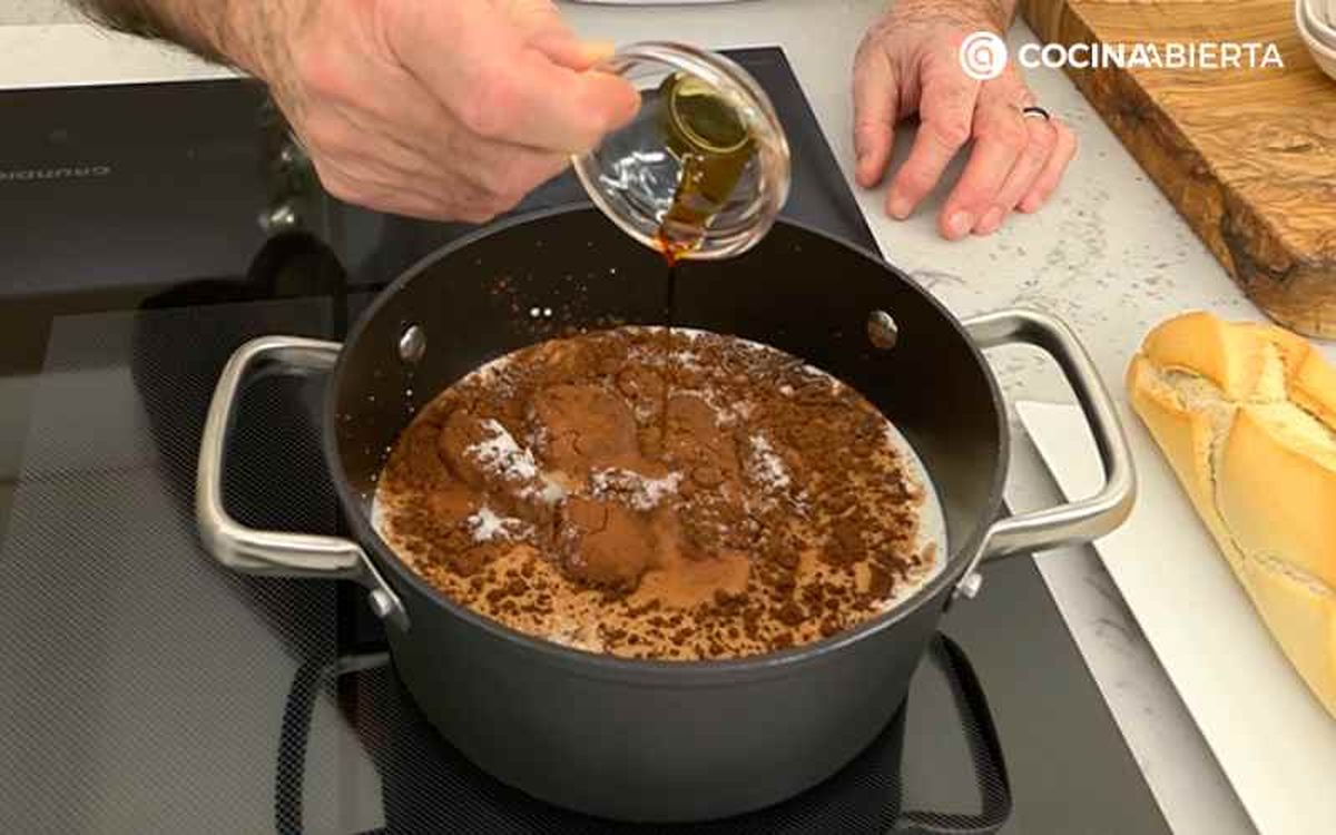 Mezcla los ingredientes en una cazuela