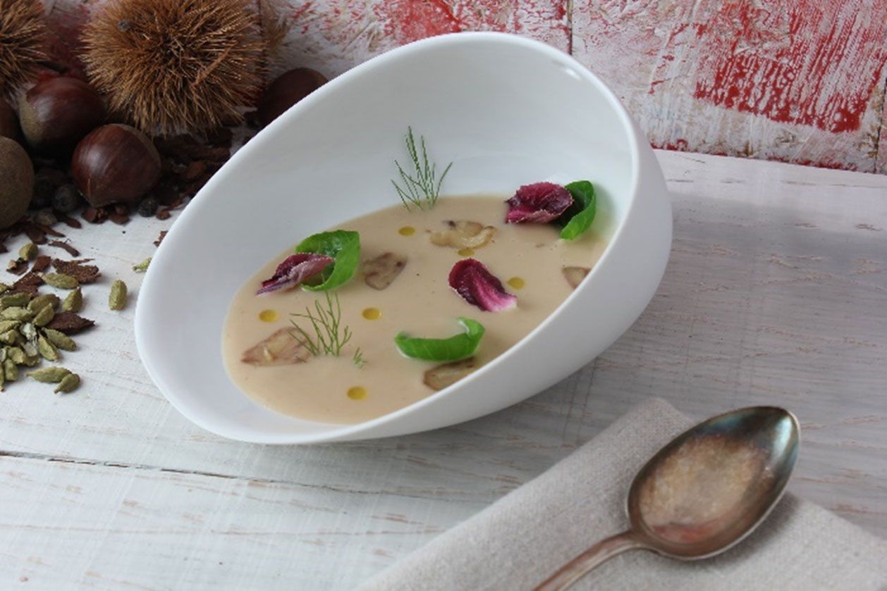 6107 2 Sopa de castañas con licor de hierbas al cardamomo 2 xl
