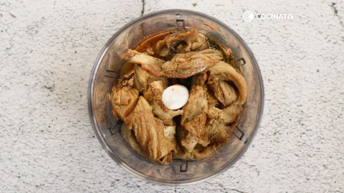 Trituramos la berenjena asada con el resto de los ingredientes del paté