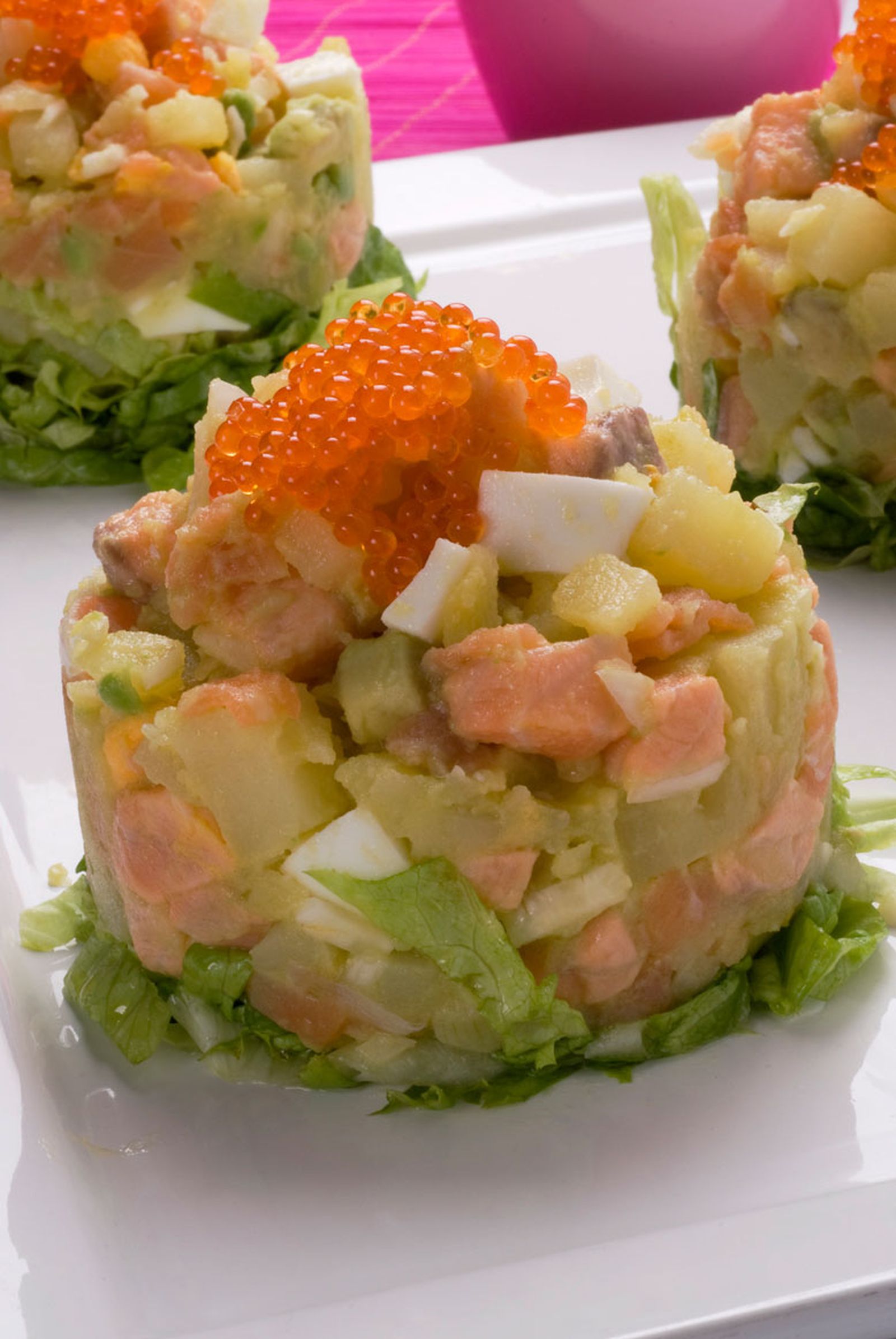 Ensaladilla de patata con salmón y aguacate