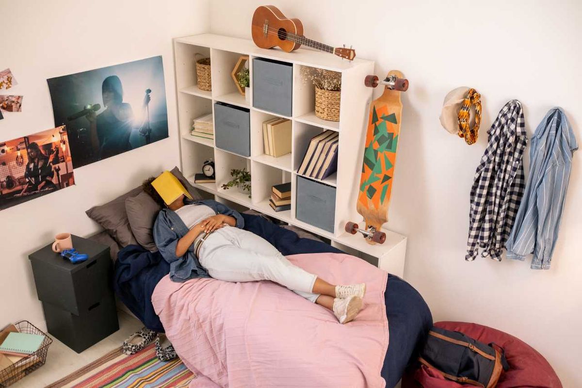 Habitación pequeña con muchos complementos.