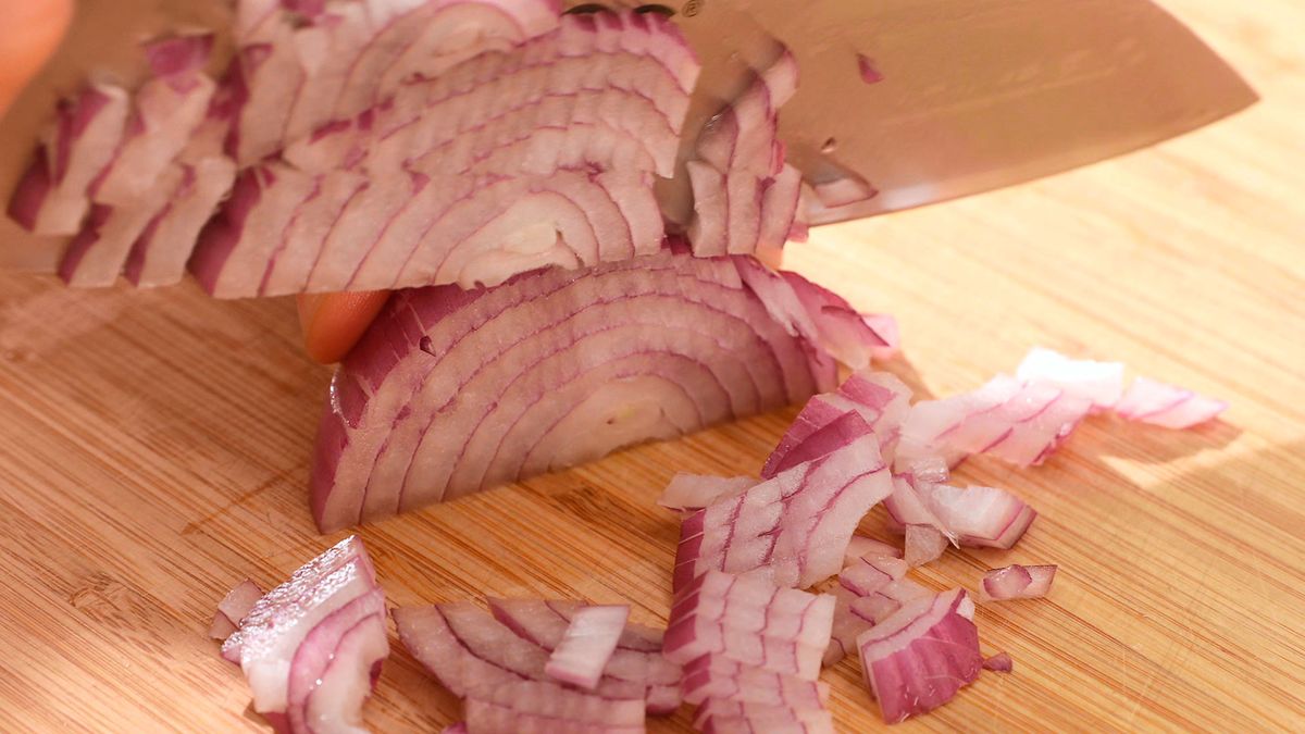 Cómo hacer salsa de pico de gallo   Paso 2