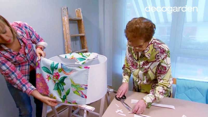 Paso cuatro para personalizar una pantalla de lámpara con tela.