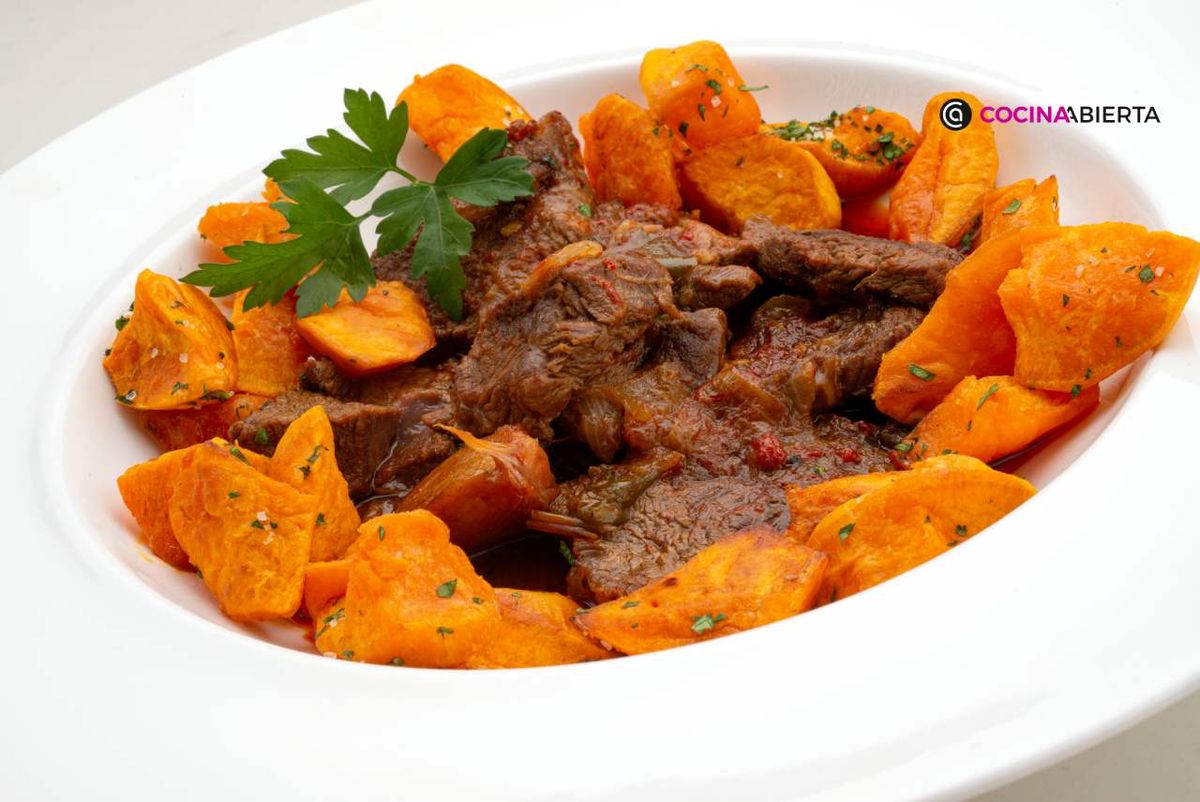 Deliciosa y jugosa ternera guisada con pimientos y batata frita