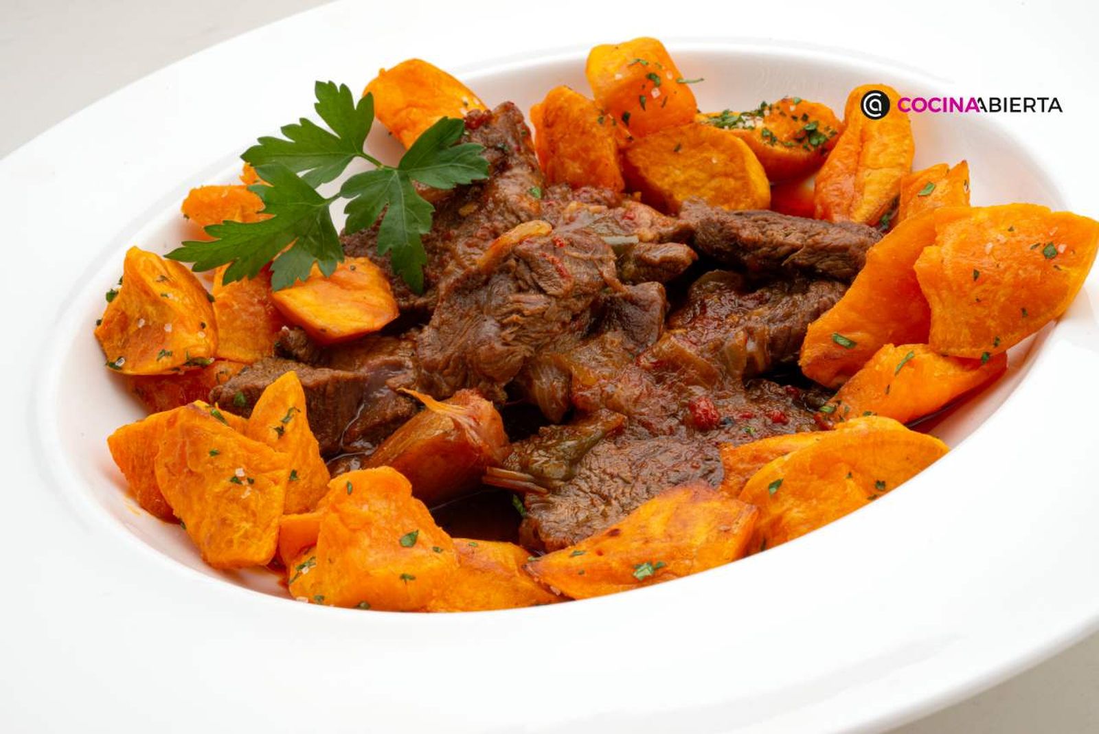Deliciosa y jugosa ternera guisada con pimientos y batata frita