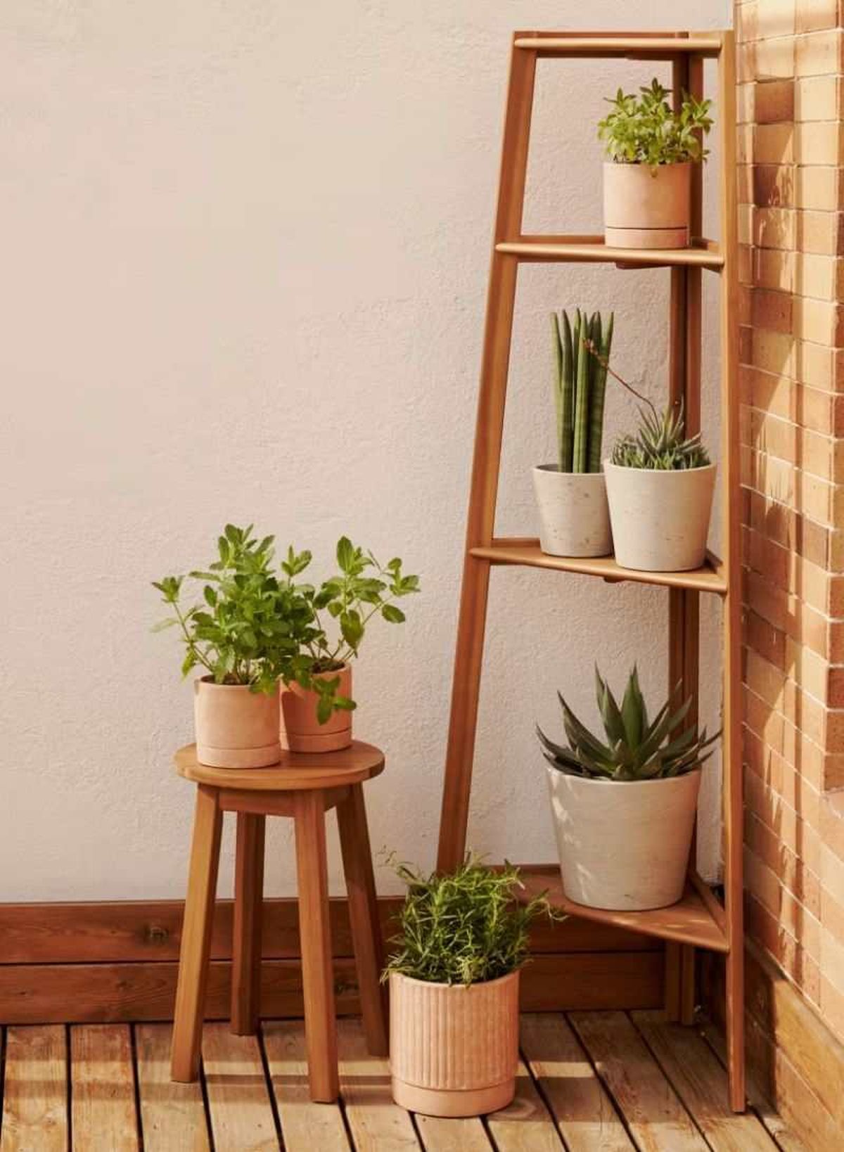 Estantería de exterior Victora de madera maciza de acacia 42 x 150 cm.