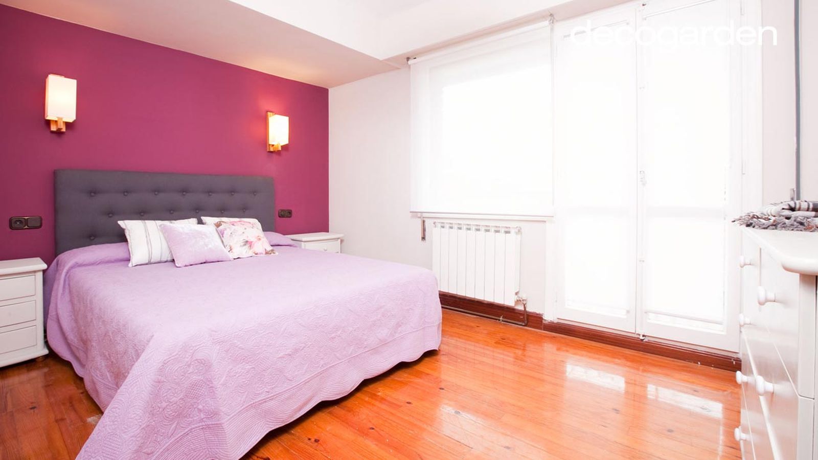 Dormitorio de matrimonio morado, ¡con cabecero capitoné!