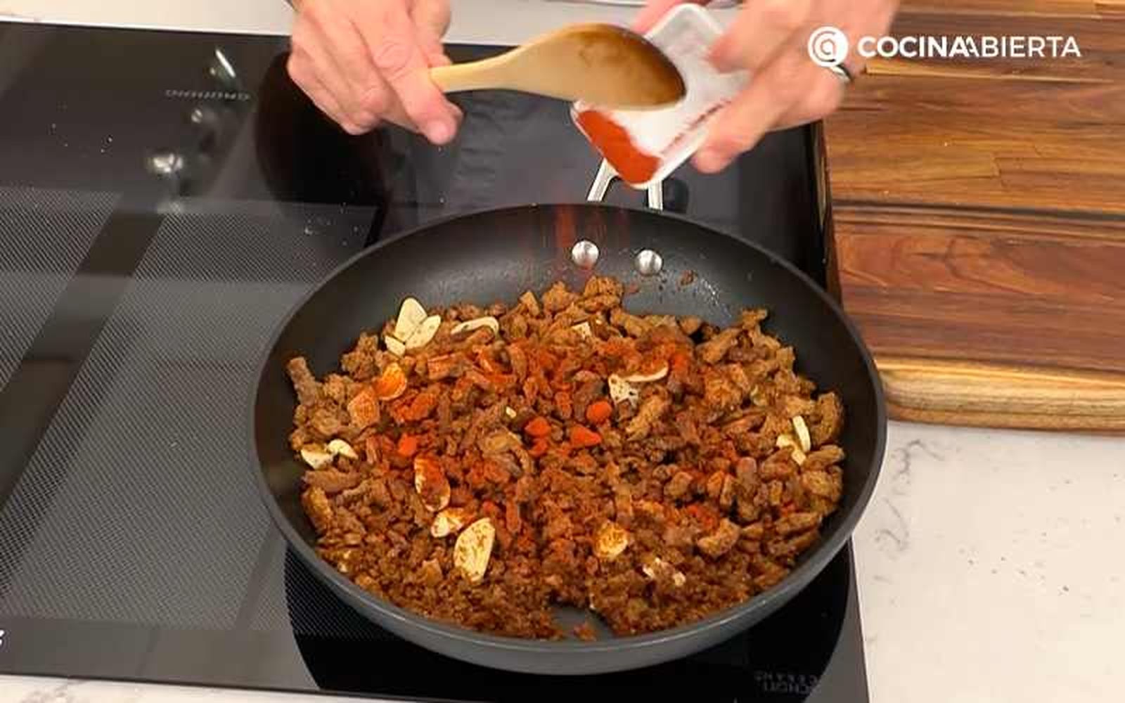 Añade el pimentón y cocina