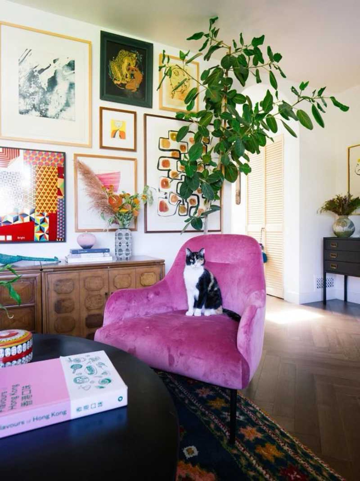 Salón retro-glam con una butaca de terciopelo rosa (y un gatito).