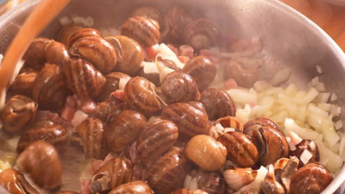 Sofríe los ingredientes en la cazuela para resaltar sus sabores antes de combinar con los caracoles