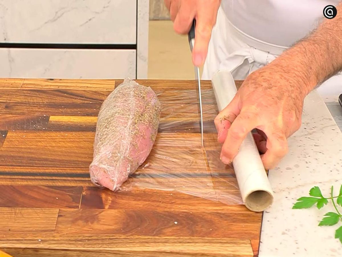 Envuelve la pechuga de pavo