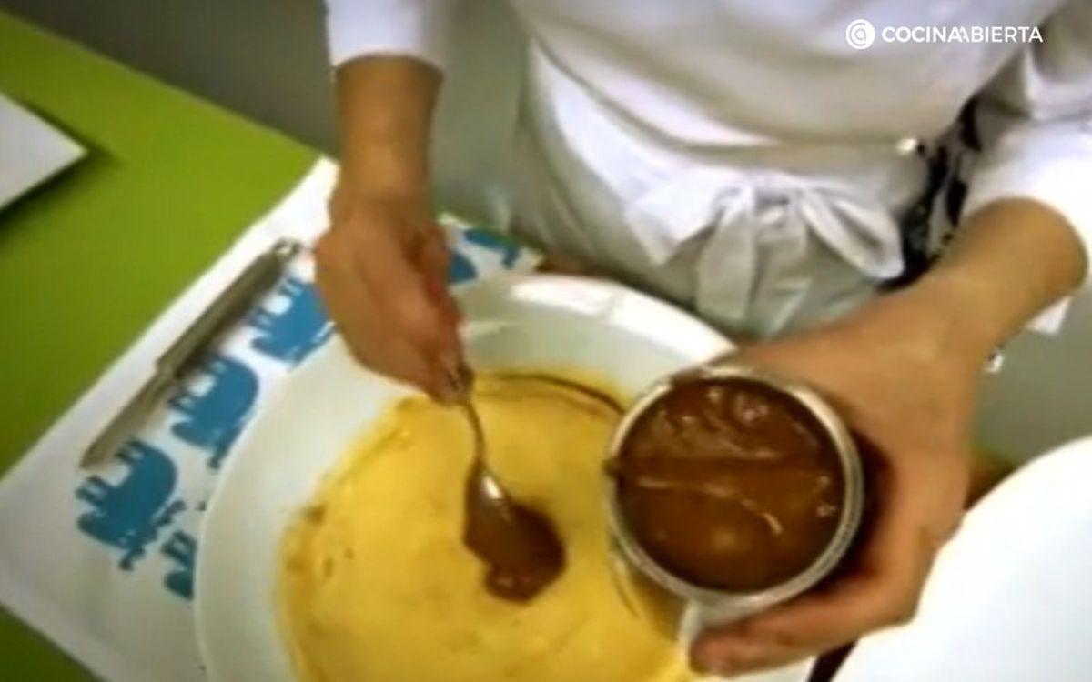 Rellena las crepes con dulce de leche
