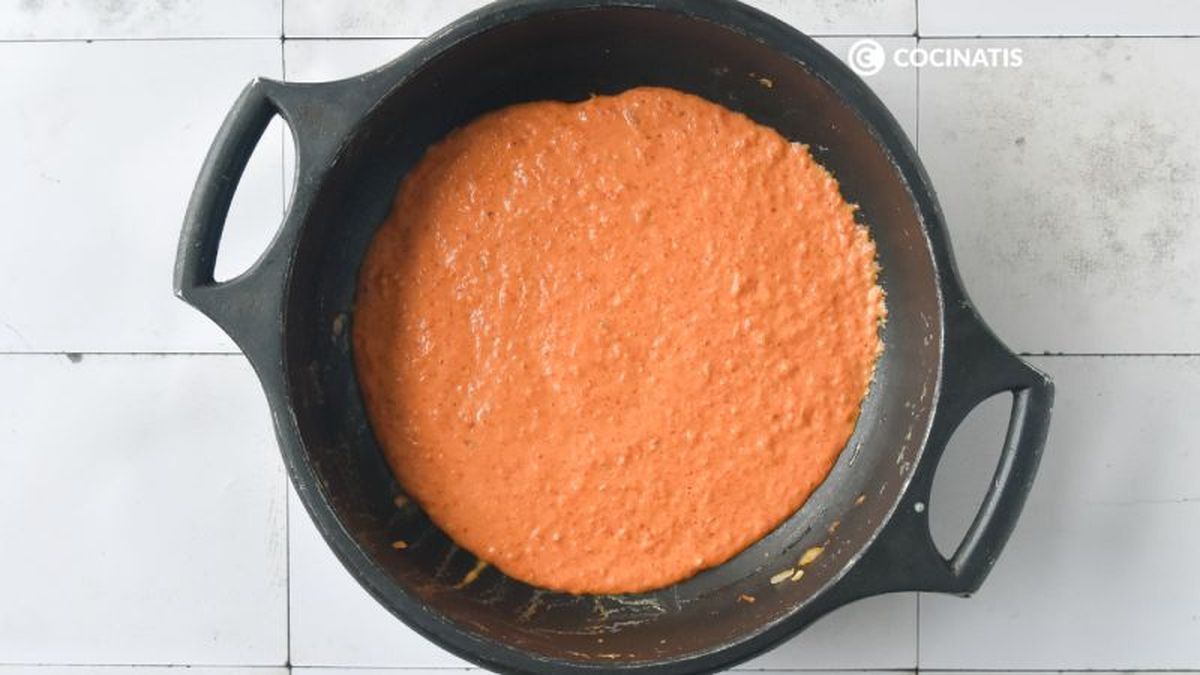 Preparamos la salsa de pimientos del piquillo