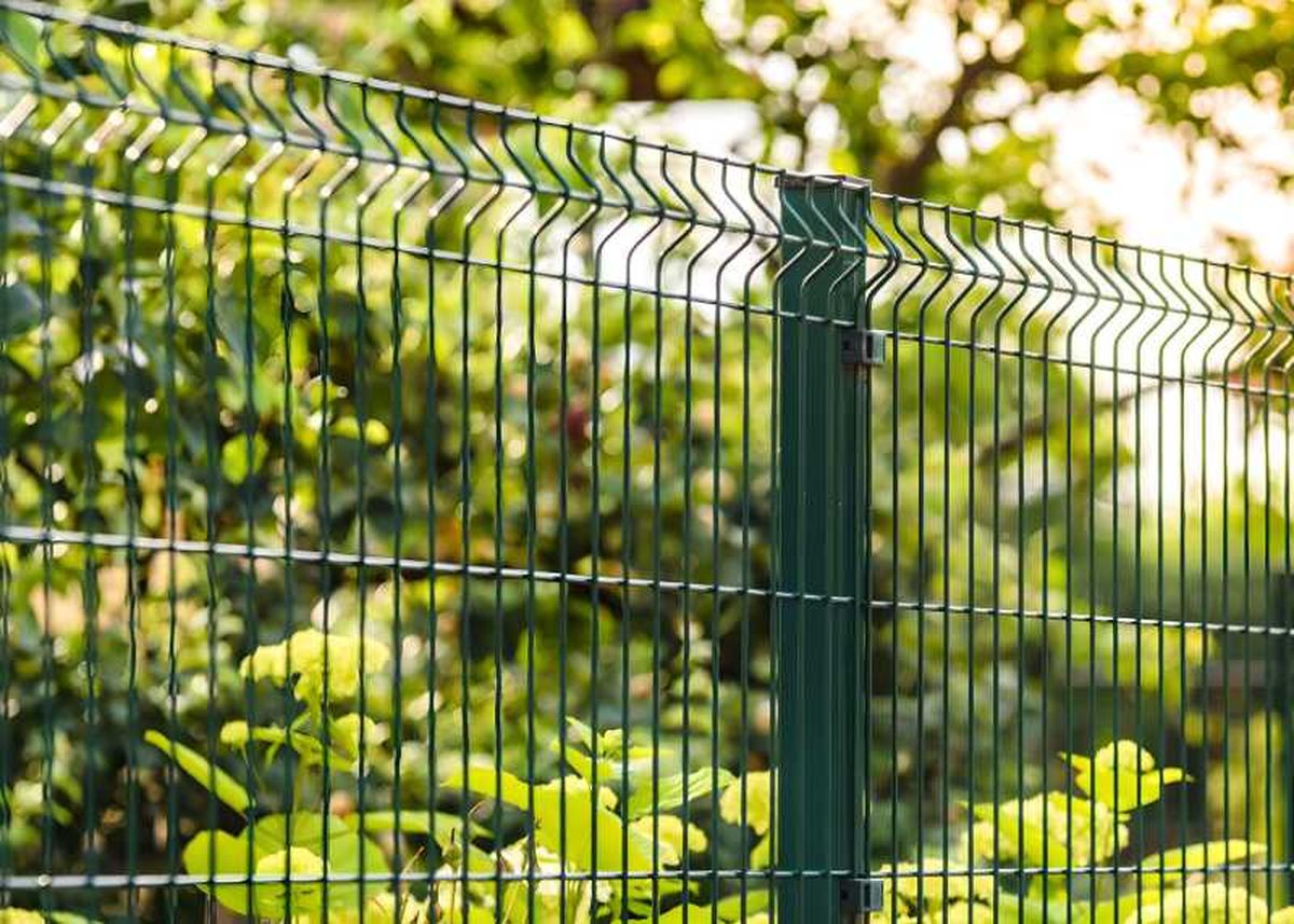 Valla de metal verde.