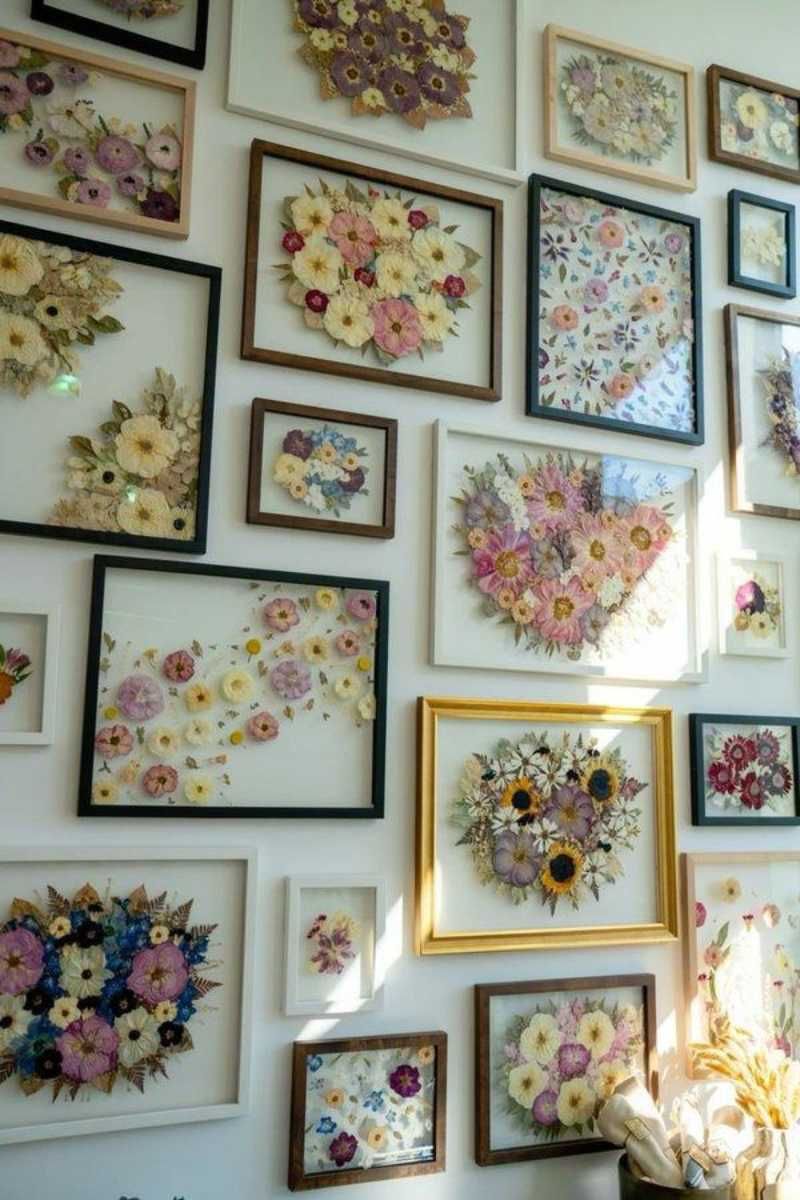 Pared decorada con cuadros de flores secas.