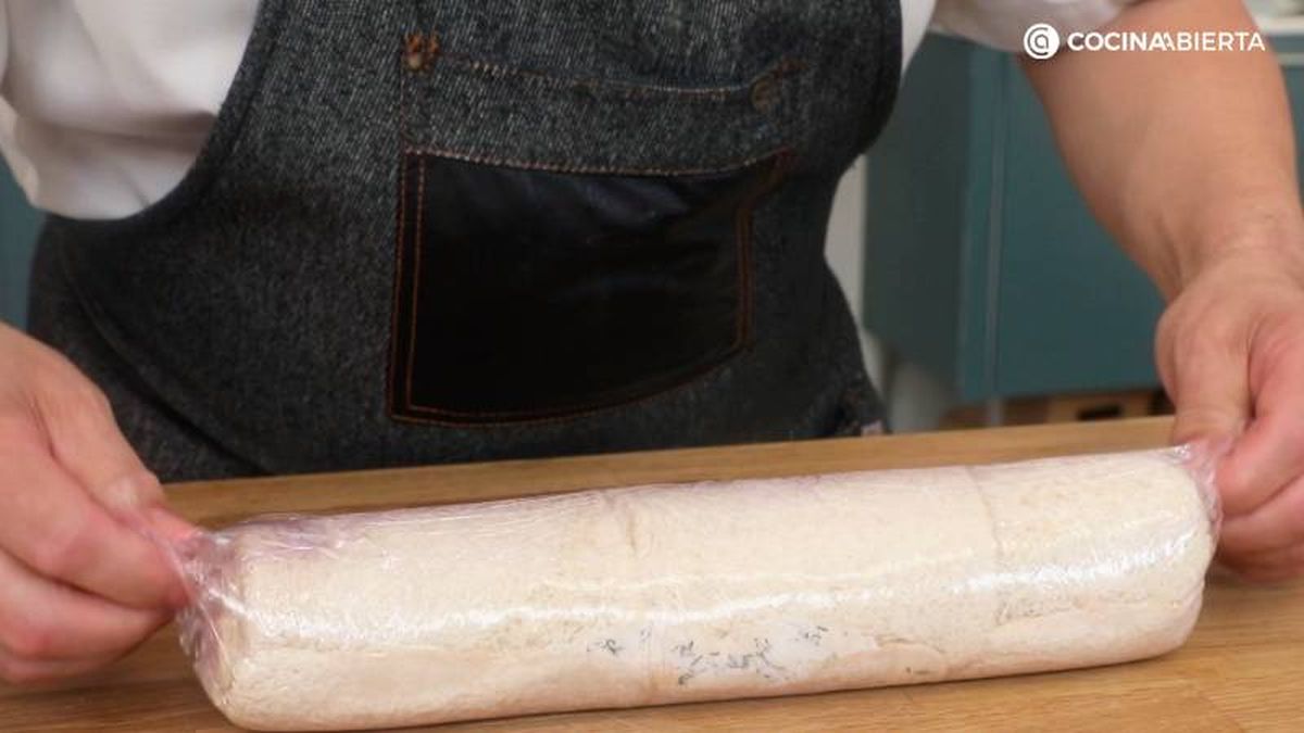 Envuelve el rollo con film transparente y deja enfriar en nevera