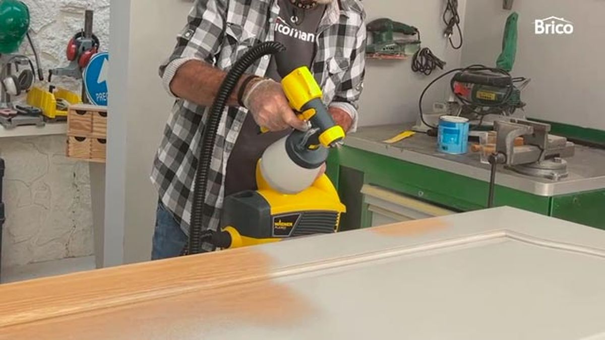 Como pintar una puerta de madera con pistola paso 9 2
