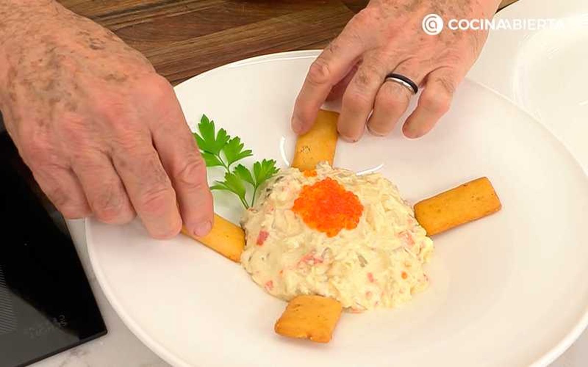 Acompaña la ensaladilla de buey de mar con las regañás