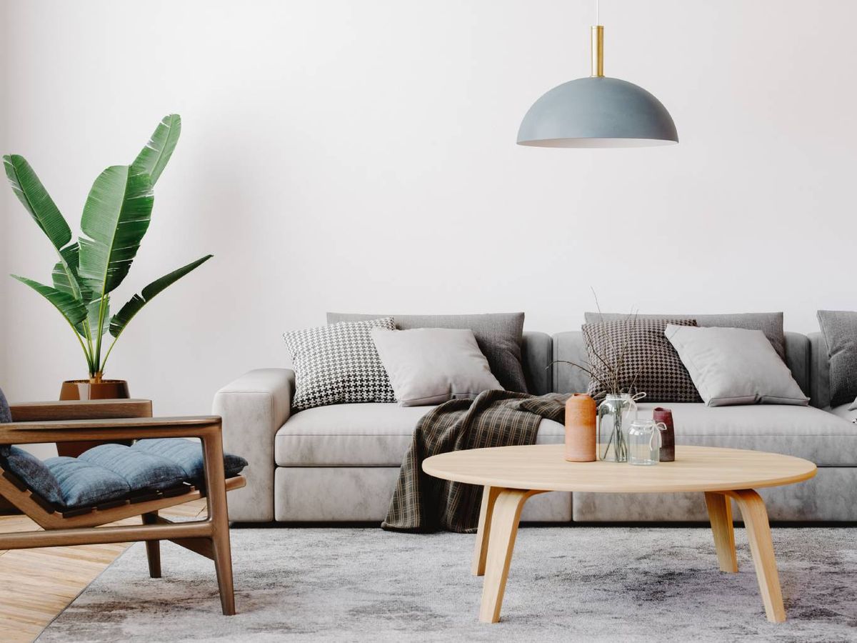 Un ambiente moderno y relajante donde predominan los grises, la madera y el verde natural.