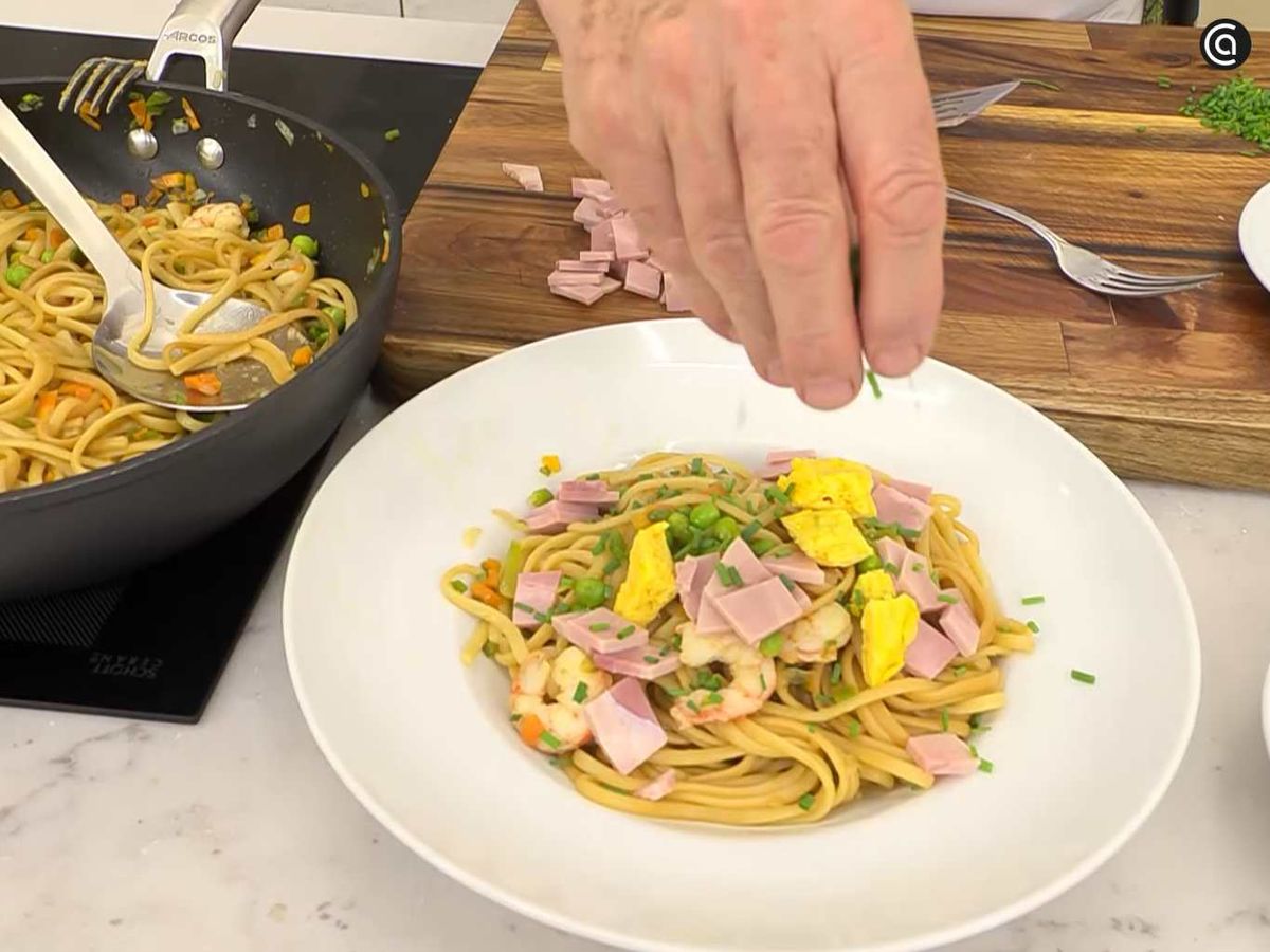 Sirve los tallarines tres delicias