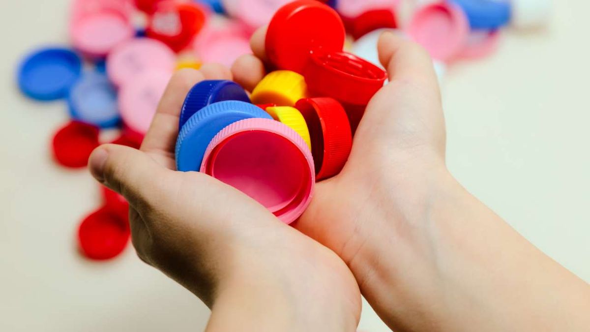 Tapones de plástico de colores.
