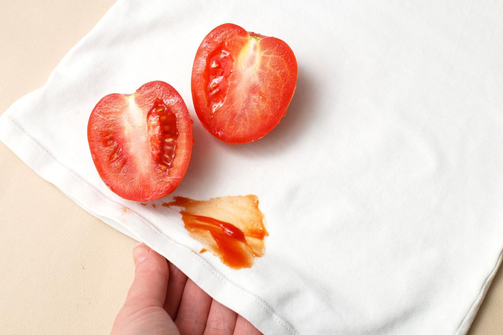 Las manchas de tomate frito son muy comunes en la ropa