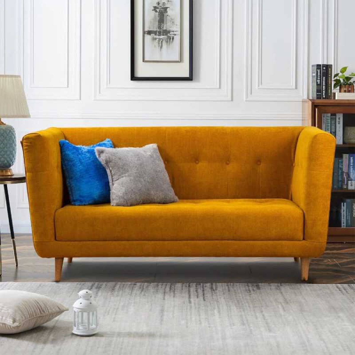 Salón con sofá de color amarillo mostaza.