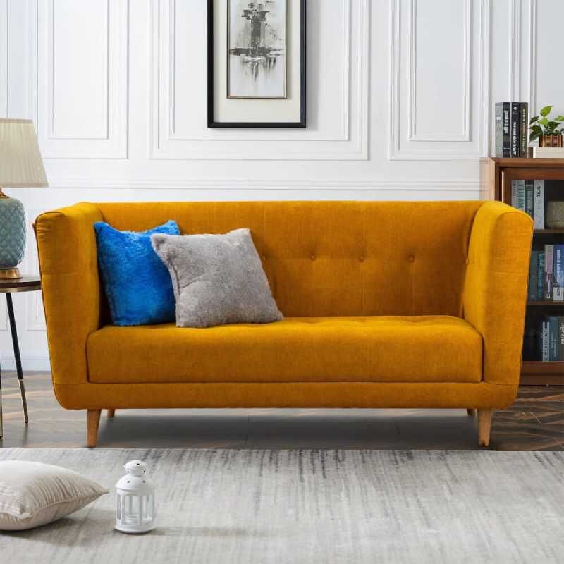 Salón con sofá de color amarillo mostaza.