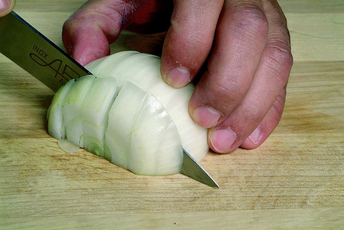 receta picar cebolla dados grandes paso2