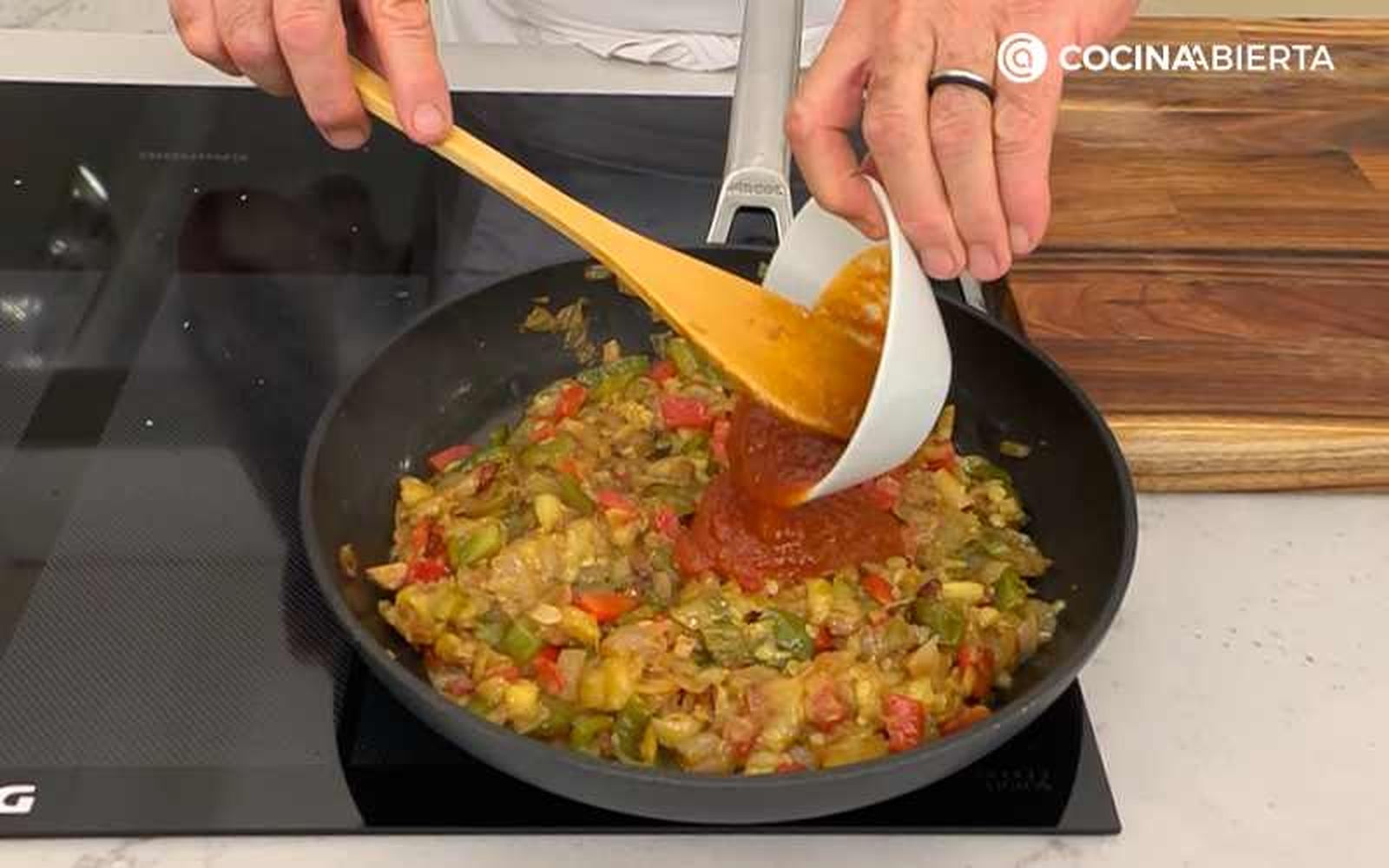 Incorpora la salsa de tomate