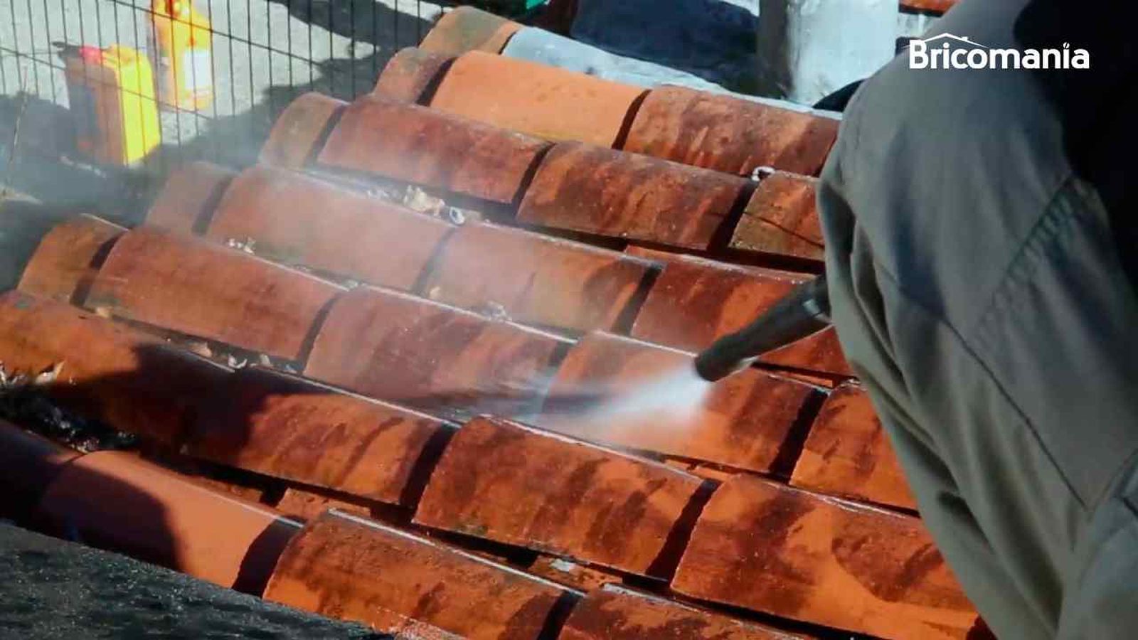 Persona limpia un tejado