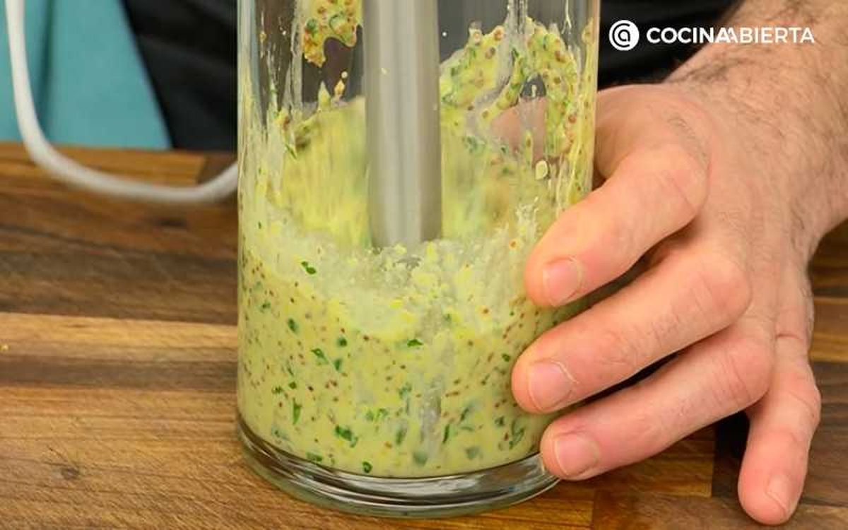 Prepara la salsa para las costillas de cerdo al horno