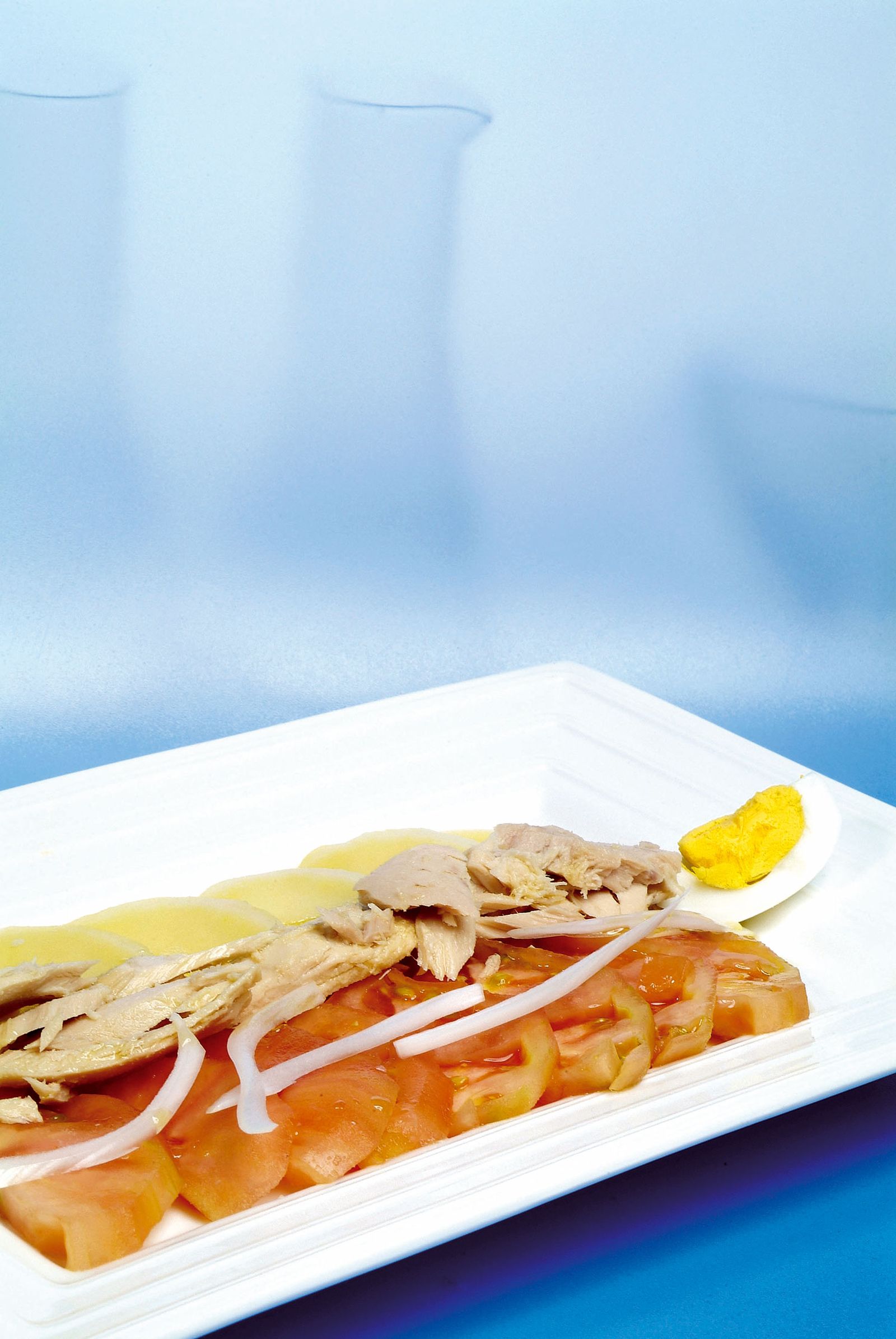 Ensalada de patata, huevo, tomate y atún