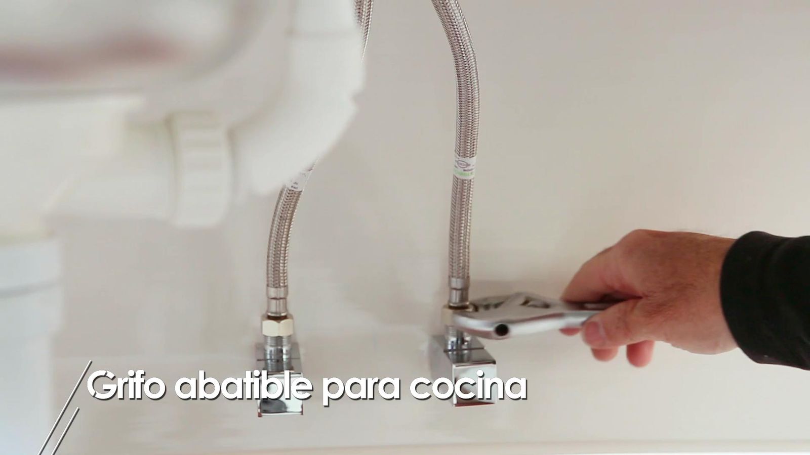 Instalar un grifo abatible de cocina paso 2